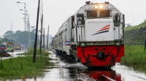 data-perjalanan-kereta-api-yang-terganggu-akibat-rel-terendam-banjir-di-porong_20171127_161626
