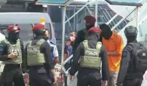 hari-ini-22-terduga-teroris-yang-ditangkap-di-jatim-dibawa-ke-jakarta-3LZpCQbQGo
