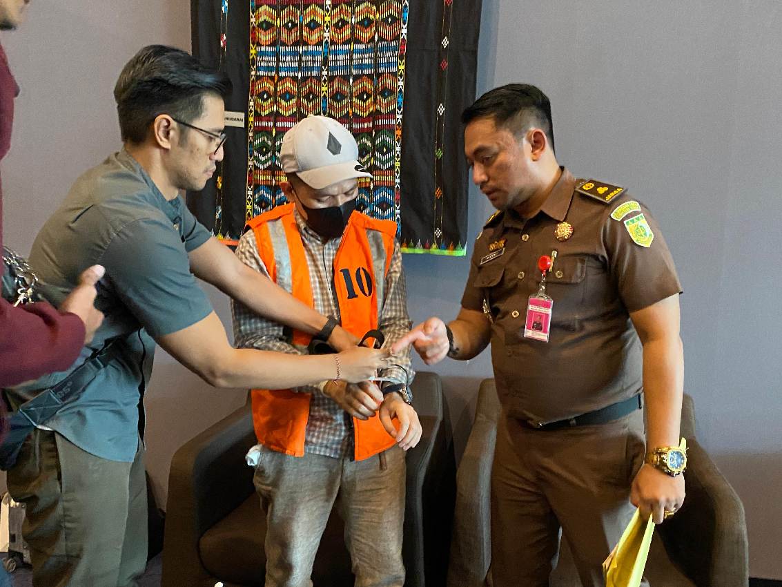 image0 (8) Unyil, DPO Terpidana Kasus Korupsi Ditangkap Tim Tabur Kejati NTT di Bandara Komodo