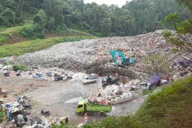 Tumpukan sampah di TPSA Bagendung Cilegon