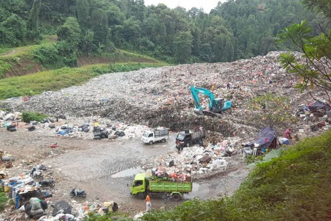 Tumpukan sampah di TPSA Bagendung Cilegon