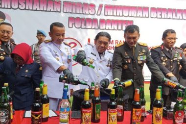 Polda Banten Musnahkan Puluhan Ribu Botol Miras pada HUT ke-78 Bhayangkara