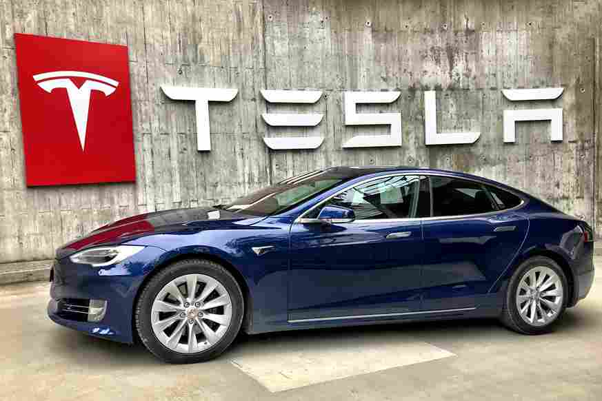 tesla-fans-schweiz-2swaWy4Xhb0-unsplash_11zon